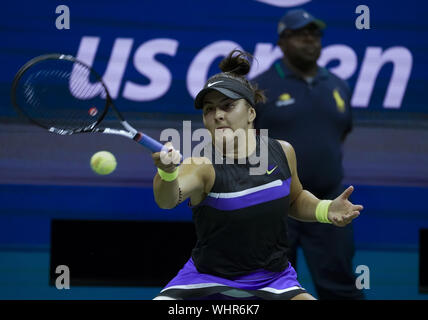 Blanca Andreescu, du Canada, renvoie un coup de Taylor Townsend, de l'United States, dans le 4ème tour de l'Arthur Ashe Stadium en 2019 à l'US Open Tennis Championships à l'USTA Billie Jean King National Tennis Center, le lundi 2 septembre 2019 à New York. Photo par Ray Stubblebine/UPI Banque D'Images