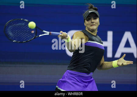 Blanca Andreescu, du Canada, renvoie un coup de Taylor Townsend, de l'United States, dans le 4ème tour de l'Arthur Ashe Stadium en 2019 à l'US Open Tennis Championships à l'USTA Billie Jean King National Tennis Center, le lundi 2 septembre 2019 à New York. Photo par Ray Stubblebine/UPI Banque D'Images
