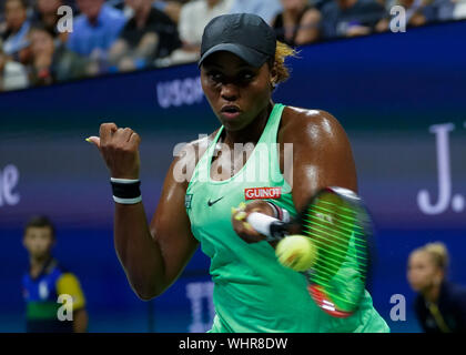Taylor Townsend, de l'United States, renvoie un coup de Blanca Andreescu, du Canada, dans le 4ème tour de l'Arthur Ashe Stadium en 2019 à l'US Open Tennis Championships à l'USTA Billie Jean King National Tennis Center, le lundi 2 septembre 2019 à New York. Photo par Ray Stubblebine/UPI Banque D'Images