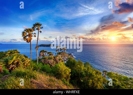 Promthep cape point de vue au coucher du soleil à Phuket, Thaïlande. Banque D'Images