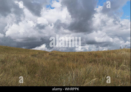 Paysage d'automne. Après la pluie. Fond de Ciel dramatique. Banque D'Images