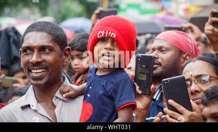 Kochi, Kerala State, India - 2 septembre 2019 - Kid procession regarder assis sur ses pères épaule lors de procession Athachamayam Banque D'Images