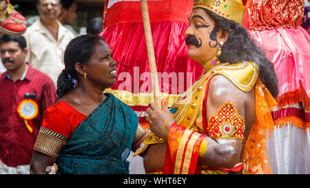 Kochi, Kerala State, India - 2 septembre 2019 - Personne habillé en femme Mahabali parlant à un Athachamayam au cours tenue à Thripunithura procession Banque D'Images
