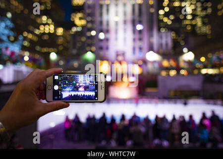 Un touriste prend des photos avec son téléphone à la tour Rockefeller à New York, USA. Banque D'Images