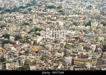 Vue de dessus, superbe vue aérienne de milliers de maisons qui forme un motif naturel. Ville Rose de Jaipur, Rajasthan, Inde. Banque D'Images