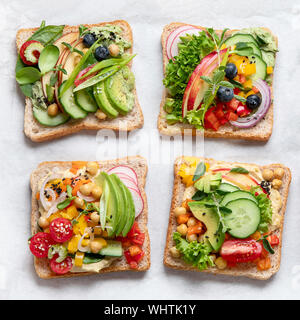 Assortiment de sandwichs vegan. Alimentation à base de végétaux. Aliments sains végétariens concept. L'alimentation propre. Vue d'en haut. Banque D'Images