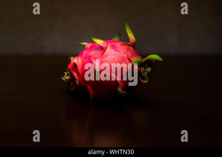 Fresh Fruit pitaya sur table Banque D'Images