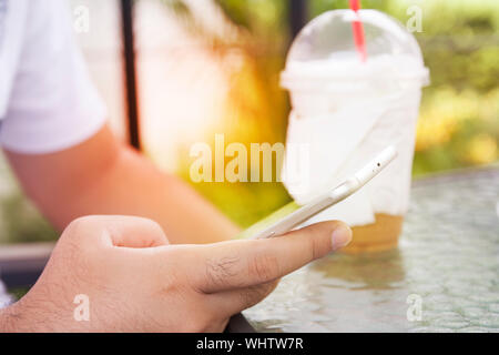 Close up of a man using smart phone mobile outdoor Banque D'Images