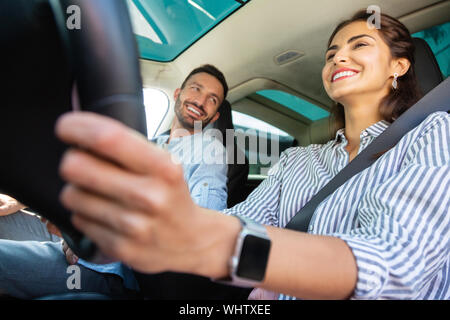 Cheerful wife holding volant en conduisant Banque D'Images