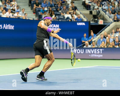 New York, NY - 2 septembre 2019 : Rafael Nadal (Espagne) en action lors de la ronde 4 de l'US Open Championship contre Marin Cilic (Croatie) à Billie Jean King National Tennis Center Banque D'Images