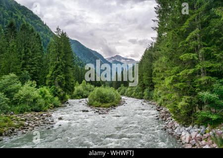 Il s'agit d'un ruisseau dans les Alpes italiennes Banque D'Images
