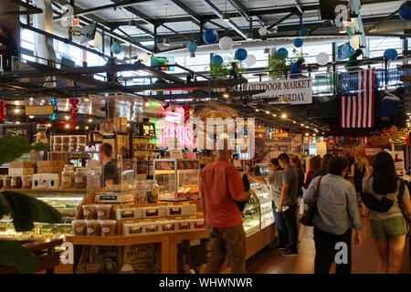 Milwaukee, WI USA. Jul 2018. Historique La troisième Ward et marché plein air avec les touristes de manger, shopping, et simplement se détendre avec un bon verre. Banque D'Images