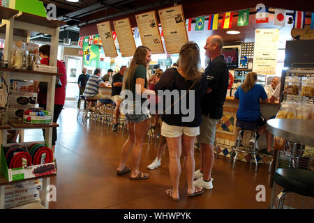 Milwaukee, WI USA. Jul 2018. Historique La troisième Ward et marché plein air avec les touristes de manger, shopping, et simplement se détendre avec un bon verre. Banque D'Images