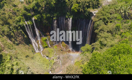 Vue aérienne, la SEWU coban cascade à Java, en Indonésie. cascade dans la forêt tropicale par drone Tumpak Sewu Banque D'Images