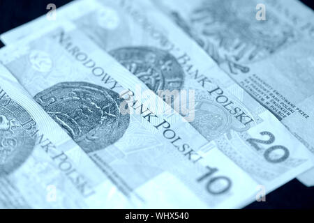 Plusieurs billets du zloty polonais aux tons de couleur bleue close up Banque D'Images