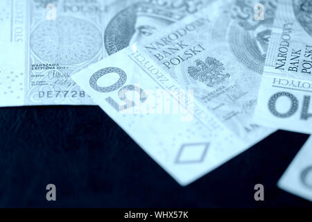 Plusieurs billets du zloty polonais aux tons de couleur bleue close up Banque D'Images