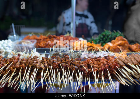 L'alimentation de rue en Asie, grillé brochettes barbecue à un stand de nourriture. Vietnam Banque D'Images