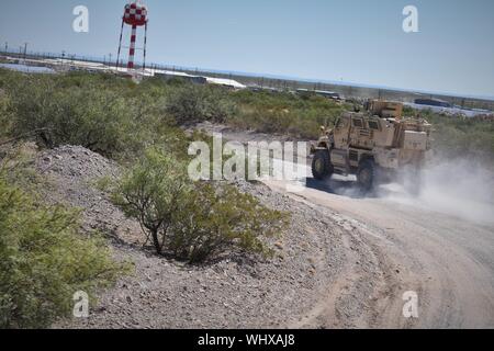 Des soldats américains à La Compagnie Bravo, 1-252, 30e Régiment d'armure Armored Brigade Combat Team, Caroline du Nord, l'entraînement de la Garde nationale Mine MaxxPro embuscade de résistance (MRAP) et des articulations (véhicule tactique léger JLTV) tout en menant la formation de mobilisation dans les environs de Fort Bliss, Texas, le 31 août 2019. La 30e ABCT se prépare à mobiliser pour appuyer l'opération Bouclier spartiate et se compose de soldats de la Caroline du Nord, Caroline du Sud, West Virgina et la garde nationale de l'Ohio. (U.S. Photo de la Garde nationale par le Lieutenant-colonel King Cindi) Banque D'Images