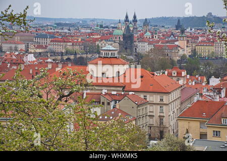 La ville de Prague à travers les arbres des jardins Vrtba Banque D'Images