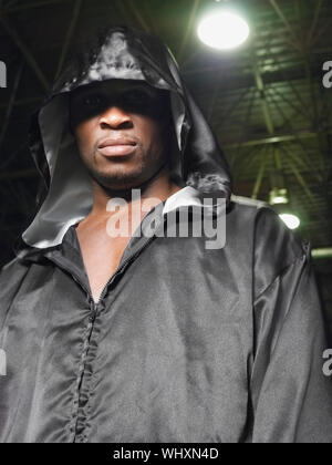 Portrait d'un boxeur américain africain portant robe avec capot Banque D'Images