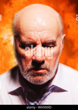 Libre de bald middle aged businessman avec les yeux fermés dans la souffrance Banque D'Images