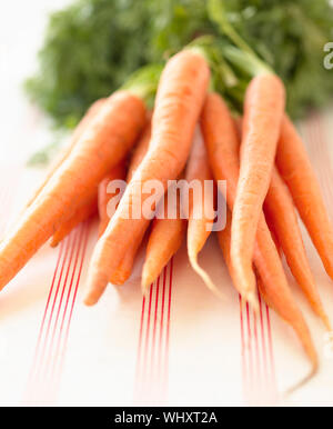 Libre d'un tas de carottes sur table cloth Banque D'Images