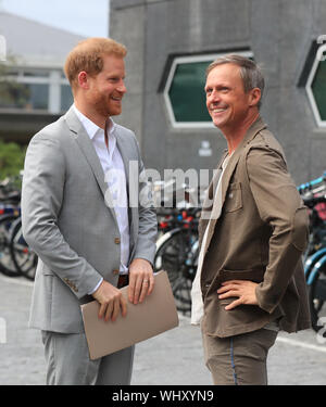 Sander Groet (à droite), un associé de l'A'Dam Tower à Amsterdam accueille le Duc de Sussex comme il arrive pour le lancement d'un nouveau partenariat de l'industrie du voyage. Banque D'Images