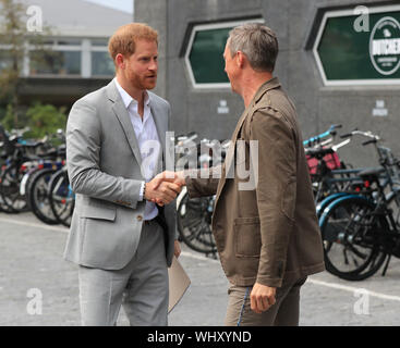 Sander Groet (à droite), un associé de l'A'Dam Tower à Amsterdam accueille le Duc de Sussex comme il arrive pour le lancement d'un nouveau partenariat de l'industrie du voyage. Banque D'Images