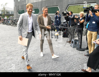 Sander Groet (à droite), un associé de l'A'Dam Tower à Amsterdam accueille le Duc de Sussex comme il arrive pour le lancement d'un nouveau partenariat de l'industrie du voyage. Banque D'Images