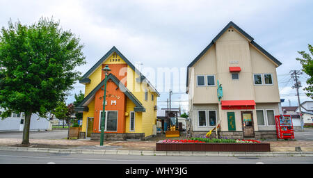 Biei, Japon - 1 Juil 2019. Maisons à Biei Township à Hokkaido, au Japon. Biei est une petite ville entourée d'un paysage pittoresque de rouler doucement bonjour Banque D'Images