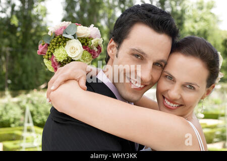 Bride and Groom Hugging Banque D'Images
