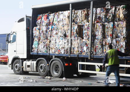 Des piles de papier recyclé dans l'usine de recyclage à camion Banque D'Images