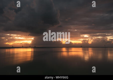 Coucher du soleil spectaculaire à Caye Caulker, Belize. Banque D'Images