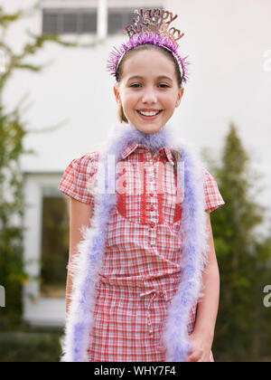 Portrait of a cute young girl in tiara et plume boa Banque D'Images