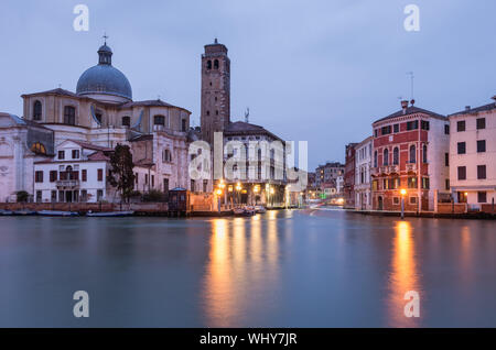 L'église de San Geremia et le Grand Canal à Venise au crépuscule, province de Vénétie, Italie. Banque D'Images