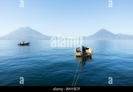 Matin sur le lac Atitlan avec volcans Atitlan et San Pedro sur l'horizon. Panajachel, Guatemala. Banque D'Images