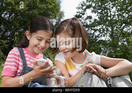 Heureux les petites filles à l'extérieur pot en Banque D'Images