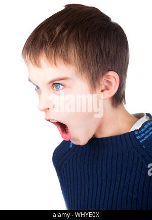 Angry boy wearing pull bleu criant sur fond blanc Banque D'Images