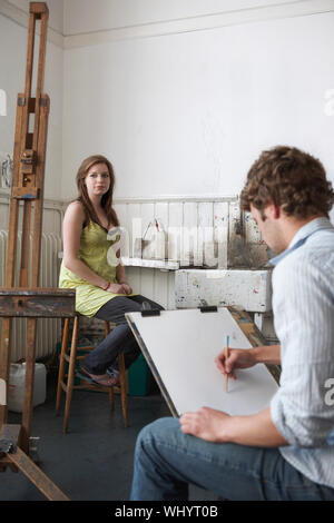 Male student croquis modèle féminin dans la classe d'art Banque D'Images