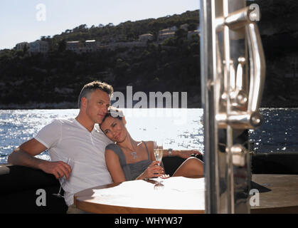 Couple romantique tout en étant assis à table on yacht Banque D'Images