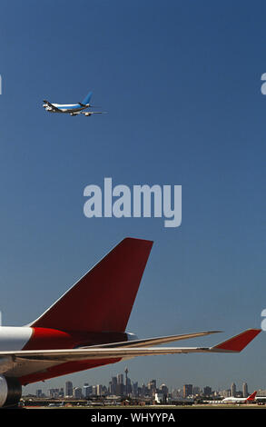 Close-up de la queue de l'avion, avion en vol en arrière-plan Banque D'Images