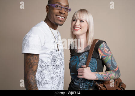 Portrait of happy couple multiethnique sur fond de couleur Banque D'Images