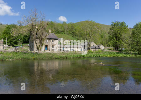 La rivière Wye dans Upperdale au début de l'été ensoleillé sur une journée ; Peak District, Derbyshire, Royaume-Uni Banque D'Images