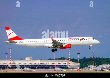 Austrian Airlines Embraer ERJ-195LR (Embraer 195) OE-LWA à Malpensa (MXP / LIMC), Milan, Italie Banque D'Images