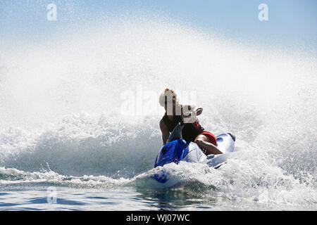 Jeune homme équitation jet ski de vitesse sur le lac Banque D'Images