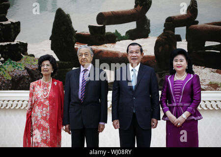 Phnom Penh, Cambodge. 3e, 2019 Sep. Le Premier ministre cambodgien Samdech Techo Hun Sen (2e R) et la visite du Premier Ministre malaisien Mahathir Mohamad (2L) poser pour des photos de Phnom Penh, Cambodge, le 3 septembre 2019. Le Cambodge et la Malaisie a signé deux pactes territoriaux mardi pour stimuler le commerce bilatéral, l'investissement et du tourisme, a déclaré qu'une déclaration commune. Crédit : Li Xinhua/laïcs Banque D'Images