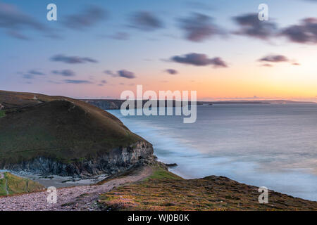 Coucher de soleil sur une papule Coates, près de St Agnes en Cornouailles du Nord, en Angleterre. Le mercredi 28 août 2019. Le vent augmente à mesure que le soleil se couche sur la lande Banque D'Images