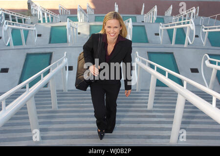 Businesswoman en montant un escalier, elevated view Banque D'Images