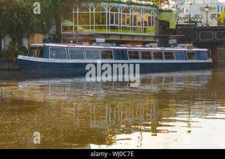 Londres, Royaume-Uni - Octobre 12, 2009 - Un tour bleu restaurant bateau amarré sur le Regent's Canal à Camden Town Banque D'Images