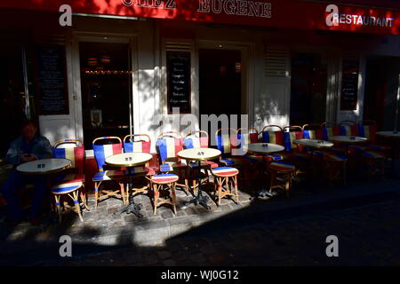 Des chaises en bois avec le drapeau français à la célèbre chez Eugene café restaurant à Montmartre. Paris, France. 12 août, 2019. Banque D'Images